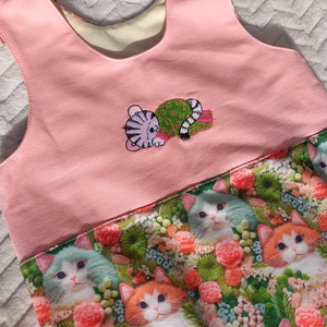 92-98 Mosolymanó tipegő hálózsák �hímzett cicás, korallnarancs - baba - mama - babaruházat - tipegőhálózsák - Meska.hu