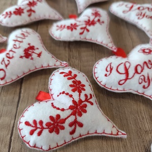 Hímzett szív filc dekoráció, ajándékkísérő, kulcstartó - táska & tok - kulcstartó & táskadísz - kulcstartó - Meska.hu