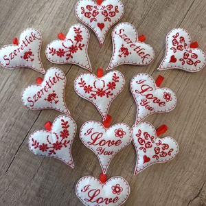 Hímzett szív filc dekoráció, ajándékkísérő, kulcstartó - táska & tok - kulcstartó & táskadísz - kulcstartó - Meska.hu