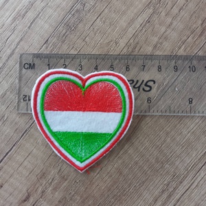 Hímzett filc kokárda, szív, virág, Magyarország formában - ékszer - kitűző és bross - Meska.hu