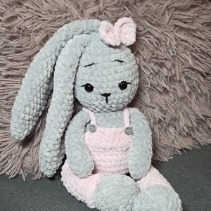 Horgolt kantáros nadrágos plüss nyuszi, Játék & Sport, Plüssállat & Játékfigura, Kutya, Horgolás, MESKA