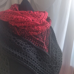 Piros-fekete színátmenetes sál. - Meska.hu