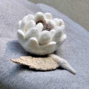 Fehér selyem nemez virágos kitűző, különleges, egyedi bross - ékszer - kitűző és bross - kitűző - Meska.hu
