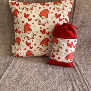 Mikulás párna + mikulás zsák egyedi névvel ellátva - karácsony - karácsonyi lakásdekoráció - Meska.hu