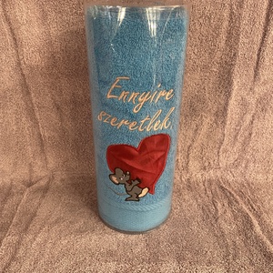 Ennyire szeretlek feliratos hímzett törölköző - Meska.hu