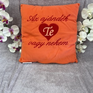 Az ajándék Te vagy nekem feliratos mintás párna, Otthon & Életmód, Lakástextil, Párna & Párnahuzat, Hímzés, Varrás, MESKA
