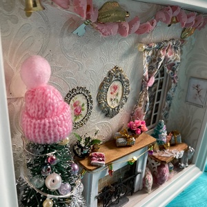Rózsaszín karácsony - miniatűr dobozkép - fali kulcstartó, Karácsony, Karácsonyi lakásdekoráció, Karácsonyi falu, házikó, Újrahasznosított alapanyagból készült termékek, MESKA
