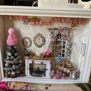 Rózsaszín karácsony - miniatűr dobozkép - fali kulcstartó - karácsony - karácsonyi lakásdekoráció - karácsonyi falu, házikó - Meska.hu