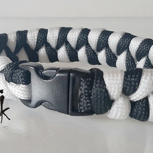 Fekete-fehér paracord karkötő - ékszer - karkötő - fonott karkötő - Meska.hu