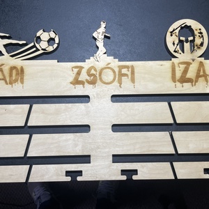 Egyedi, bővíthető fa éremtartó - művészet - sport relikviák - Meska.hu