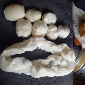 Vegyes hófehér és krémfehér egyféle kötőfonal - kellékek & szerszámok - rövidáru - fonal, cérna - kevert fonal - Meska.hu