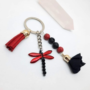 Piros-fekete Lávaköves, szitakötős kulcstartó  - Meska.hu