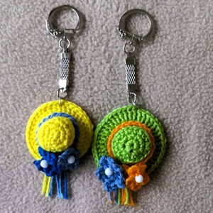 Horgolt kalap kulcstartó (2db) - táska & tok - kulcstartó & táskadísz - kulcstartó - Meska.hu