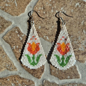 Tulipánmintás fülbevaló , Ékszer, Fülbevaló, Lógó fülbevaló, Gyöngyfűzés, gyöngyhímzés, MESKA
