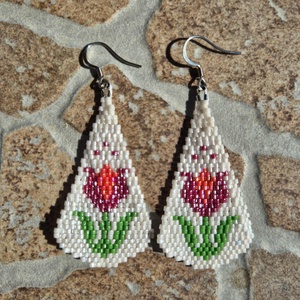 Tulipánmintás fülbevaló , Ékszer, Fülbevaló, Lógó fülbevaló, Gyöngyfűzés, gyöngyhímzés, MESKA