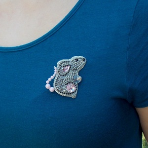 Kis egér  -gyöngy hímzett bross-kitűző - ékszer - kitűző és bross - Meska.hu