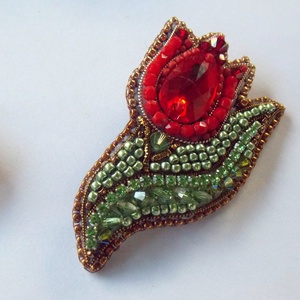 Piros tulipán -gyöngy hímzett bross-kitűző - ékszer - kitűző és bross - kitűző - Meska.hu