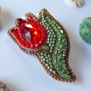 Piros tulipán -gyöngy hímzett bross-kitűző - ékszer - kitűző és bross - kitűző - Meska.hu