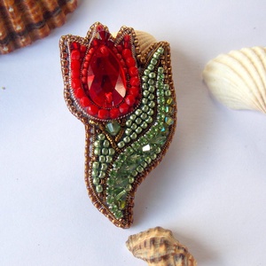 Piros tulipán -gyöngy hímzett bross-kitűző - ékszer - kitűző és bross - kitűző - Meska.hu