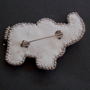 Fáni -gyöngy hímzett bross-kitűző - ékszer - kitűző és bross - Meska.hu