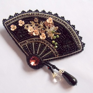 Japán legyező  -gyöngy hímzett bross-kitűző - ékszer - kitűző és bross - kitűző - Meska.hu