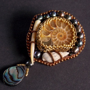 Ammonite  -gyöngy hímzett bross-kitűző - ékszer - kitűző és bross - kitűző - Meska.hu