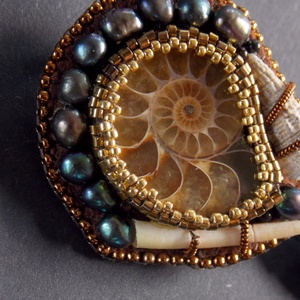 Ammonite  -gyöngy hímzett bross-kitűző - ékszer - kitűző és bross - kitűző - Meska.hu