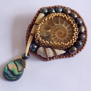 Ammonite  -gyöngy hímzett bross-kitűző, Ékszer, Kitűző és Bross, Kitűző, Ékszerkészítés, Gyöngyfűzés, gyöngyhímzés, MESKA