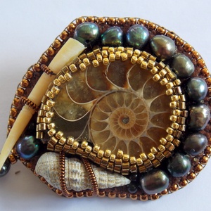 Ammonite  -gyöngy hímzett bross-kitűző - ékszer - kitűző és bross - kitűző - Meska.hu