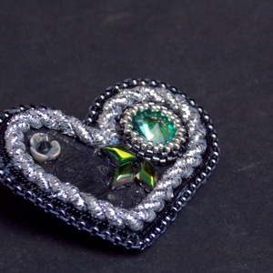 Valentin - gyöngy hímzett bross  - ékszer - kitűző és bross - kitűző - Meska.hu
