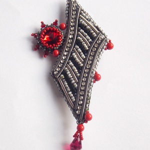 November  -gyöngy hímzett bross-kitűző - Meska.hu