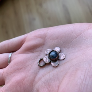 Kianit kisvirág medál+ajándék , Ékszer, Nyaklánc, Medál, Fémmegmunkálás, Ékszerkészítés, Meska