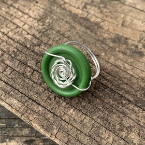 Zöld gombos gyűrű, rózsával  , Ékszer, Gyűrű, Figurális gyűrű, Ékszerkészítés, Fémmegmunkálás, Meska