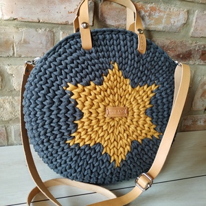 Horgolt női körtáska antracit színben - világosszürke ill. mustársárga csillaggal a közepén - Crossbody - táska & tok - kézitáska & válltáska - vállon átvethető táska - Meska.hu
