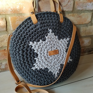 Horgolt női körtáska antracit színben - világosszürke ill. mustársárga csillaggal a közepén - Crossbody - táska & tok - kézitáska & válltáska - vállon átvethető táska - Meska.hu