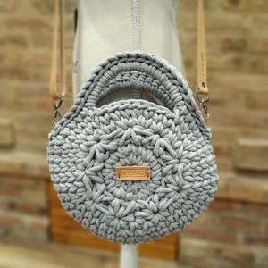 Horgolt női körtáska - MINI - jázmin mintával a közepén - Crossbody - VILÁGOSSZÜRKE, Táska & Tok, Kézitáska & válltáska, Vállon átvethető táska, Horgolás, MESKA