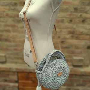 Horgolt női körtáska - MINI - jázmin mintával a közepén - Crossbody - VILÁGOSSZÜRKE - táska & tok - kézitáska & válltáska - vállon átvethető táska - Meska.hu