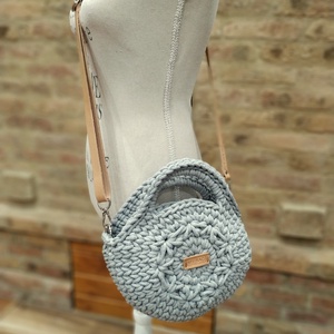 Horgolt női körtáska - MINI - jázmin mintával a közepén - Crossbody - VILÁGOSSZÜRKE - táska & tok - kézitáska & válltáska - vállon átvethető táska - Meska.hu