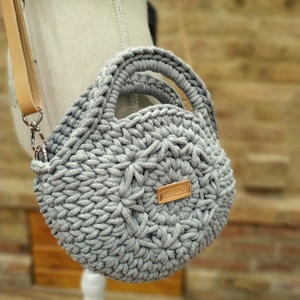 Horgolt női körtáska - MINI - jázmin mintával a közepén - Crossbody - VILÁGOSSZÜRKE - táska & tok - kézitáska & válltáska - vállon átvethető táska - Meska.hu