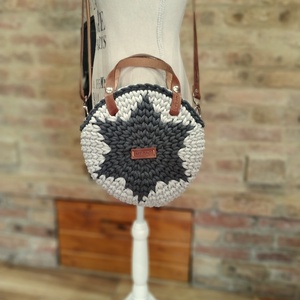Horgolt női körtáska - MINI - csillaggal a közepén - Crossbody - VILÁGOSSZÜRKE / ANTRACIT, Táska & Tok, Kézitáska & válltáska, Vállon átvethető táska, Horgolás, MESKA