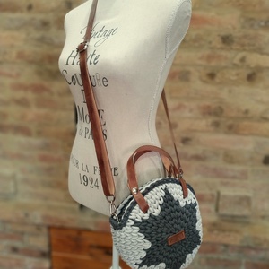 Horgolt női körtáska - MINI - csillaggal a közepén - Crossbody - VILÁGOSSZÜRKE / ANTRACIT - táska & tok - kézitáska & válltáska - vállon átvethető táska - Meska.hu