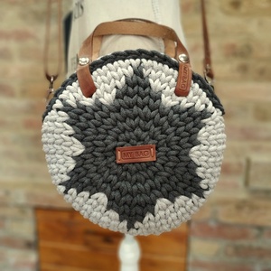 Horgolt női körtáska - MINI - csillaggal a közepén - Crossbody - VILÁGOSSZÜRKE / ANTRACIT - táska & tok - kézitáska & válltáska - vállon átvethető táska - Meska.hu
