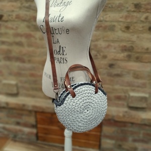 Horgolt női körtáska - MINI - csillaggal a közepén - Crossbody - VILÁGOSSZÜRKE / ANTRACIT - táska & tok - kézitáska & válltáska - vállon átvethető táska - Meska.hu