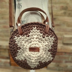 Horgolt női körtáska - MINI - csillaggal a közepén - Crossbody - CSOKIBARNA - táska & tok - kézitáska & válltáska - vállon átvethető táska - Meska.hu