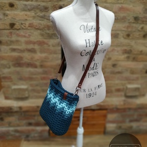 Horgolt női crossbody táska PETROL színben bőr vállpánttal - Cikk-cakk mintával - MINI - táska & tok - kézitáska & válltáska - vállon átvethető táska - Meska.hu