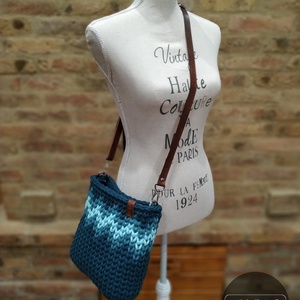 Horgolt női crossbody táska PETROL színben bőr vállpánttal - Cikk-cakk mintával - MINI - táska & tok - kézitáska & válltáska - vállon átvethető táska - Meska.hu