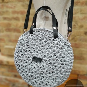 Horgolt női körtáska VILÁGOSSZÜRKE színben - jázmin mintával - Crossbody - táska & tok - kézitáska & válltáska - vállon átvethető táska - Meska.hu