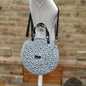 Horgolt női körtáska VILÁGOSSZÜRKE színben - jázmin mintával - Crossbody - táska & tok - kézitáska & válltáska - vállon átvethető táska - Meska.hu