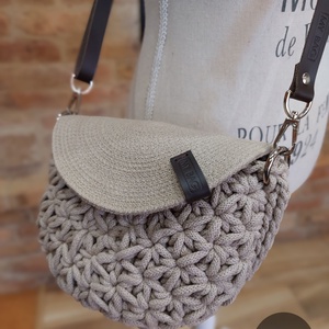 Horgolt női crossbody táska - Jázmin mintával - HOMOK, Táska & Tok, Kézitáska & válltáska, Vállon átvethető táska, Horgolás, MESKA