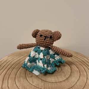 Horgolt alvós maci - játék & sport - plüssállat & játékfigura - cica - Meska.hu